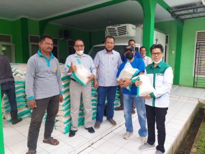 APPSI Provinsi Jambi Salurkan Bantuan Beras ke Petugas Kebersihan dan Pedagang