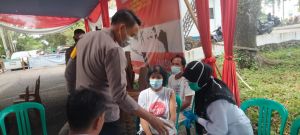 Saat Vaksin, Kapolres Merangin Semangatkan Lansia