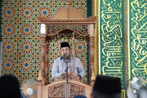 Bupati Tanjab Barat Isi Khutbah Jumat di Masjid Agung Riau