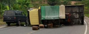 Bermuatan Minyak Mentah Diduga Ilegal, Truk Ini Terbalik di Jalan Lintas Jambi-Palembang