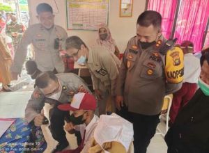Percepatan Vaksinasi Anak, Kapolres Muarojambi Tinjau Langsung ke Sekolah di Air Hitam