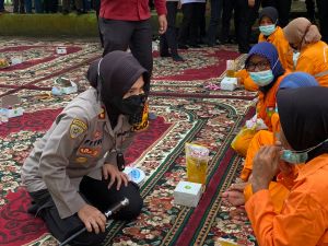 Kapolres Tebo Bagikan Sembako Kepada Petugas Kebersihan di Hari Sampah Nasional