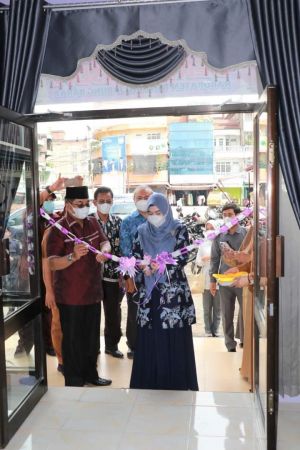 Bupati Tanjab Barat Resmikan Showroom Dekranasda