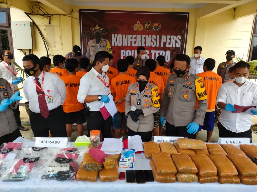 Polres Tebo konferensi Pers terkait penangkapan 25 paket besar ganja. (Foto: istimewa)