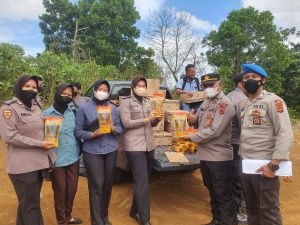 Saat Vaksinasi, Polres Bungo Gelar Operasi Pasar Minyak Goreng Murah