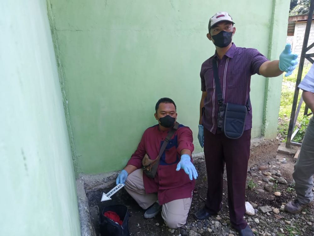 Polisi melakukan pemeriksaan TKP. (Foto: istimewa)