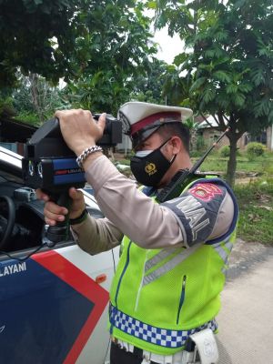Gunakan 'Speed Gun', Polres Muarojambi Tindak Kendaraan Melebihi Kecepatan