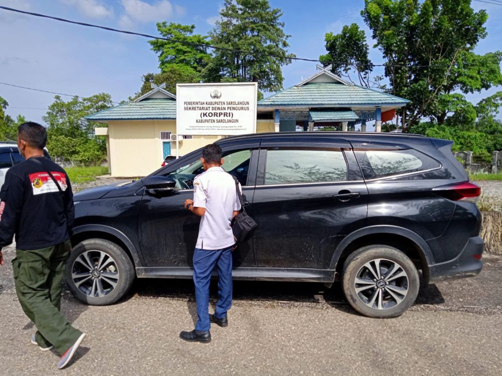 Mobil salah satu pegawai di Sarolangun yang dipecahkan kacanya oleh orang tidak dikenal.  (Foto: istimewa)