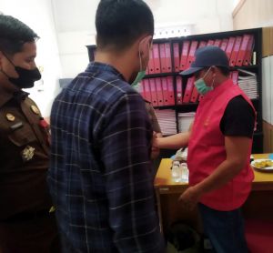 Diduga Korupsi, Mantan Kades Pematang Raman Diamankan Tim Kejari Muarojambi 