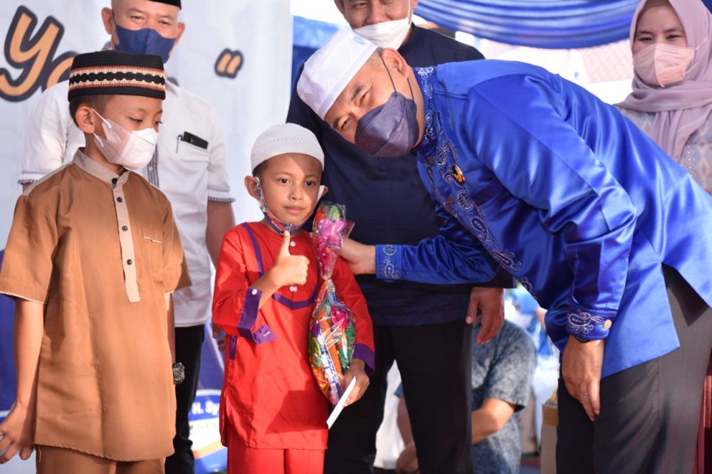 Ketua DPW Nasdem Jambi Syarif Fasha bersama bersama anak Yatim dan Piatu (Ist) 