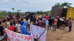 Warga Muara Ketalo Blokir Akses Jalan Perkebunan Sawit Gultom