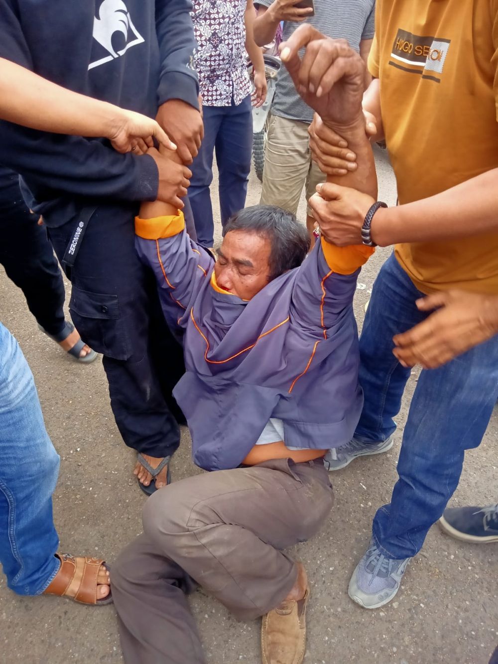 Pelaku cabul di pasar bawah Merangin dihajar massa (foto: istimewa)