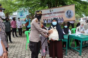 Sambut Hari Kartini, Kapolres Tebo Bersama Polwan Gelar Vaksinasi dan Bagi Sembako
