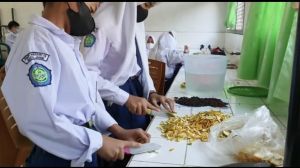 SMPN 10 Kota Jambi Berkreasi dengan Sampah Menjadi Eco Enzyme