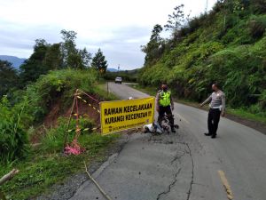 Polres Kerinci Pasang Rambu Rawan Longsor di Jalan Sungai Penuh - Sumbar 