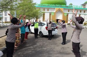 Polwan Polres Tebo Berikan Relaksasi dan Pendekatan Psikologi kepada Para Pemudik