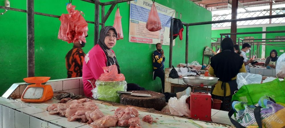 Salah satu pedagang daging ayam di pasar aur duri, kota Jambi (foto: istimewa)