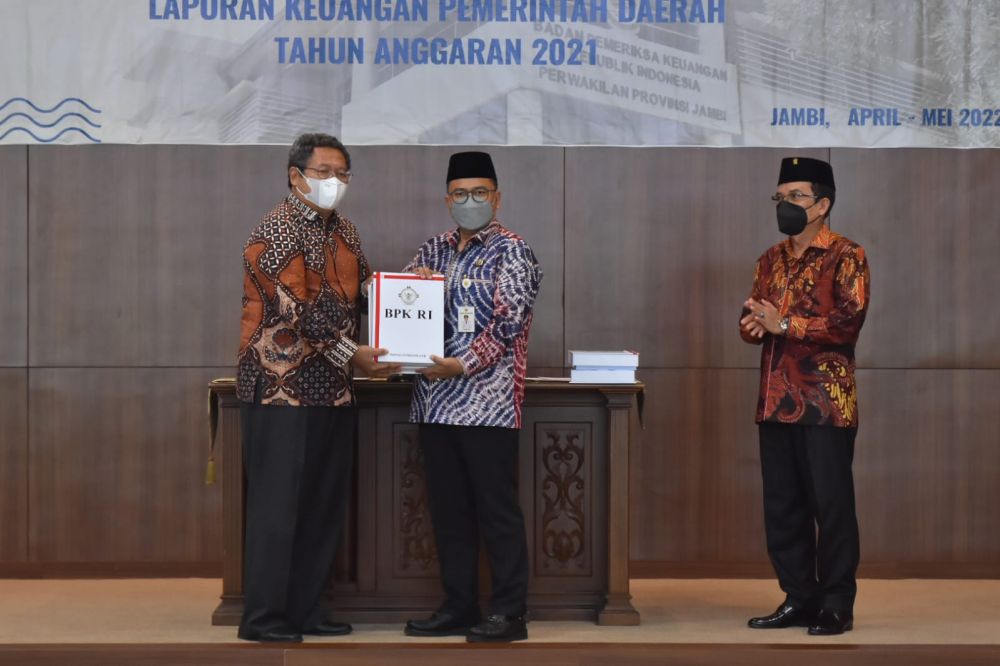 Wakil Wali Kota Jambi, Maulana saat menerima Opini WTP (foto: istimewa)