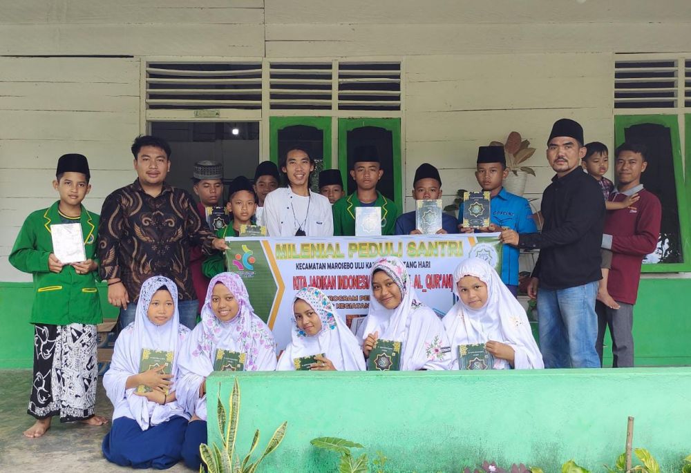 Komunitas Milenial Peduli Santri saat menyalurkan puluhan Al Quran ke Ponpes di Kecamatan Pemayung, Batanghari (foto: ist)
