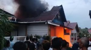 Olah TKP Kebakaran Gudang Pecah Belah, Kapolsek Rimbo Bujang Menduga Akibat Arus Pendek Listrik 