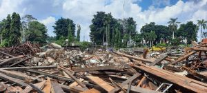 Kantor Lama Wali Kota Jambi Rata dengan Tanah, Petugas Lakukan Pemisahan Material Aset