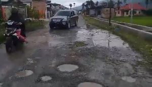 Hati-hati Berkendara, Jalan Rawang-Kotolanang Rusak Parah Tanpa Perhatian Pemerintah