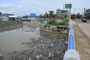 Pintu Air Tembuku dan Sungai Asam Sering Dipenuhi Sampah