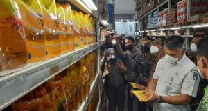 Beli Minyak Goreng dengan Aplikasi PeduliLindungi