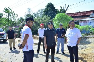  Pj Bupati Aspan Dampingi Anggota DPR RI Tinjau Jalan Padang Lamo yang Tergerus Sungai