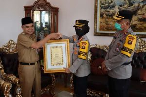 Pj Bupati Tebo Terima Penghargaan Atas Partisipasi Kamtibmas dari Polda Jambi