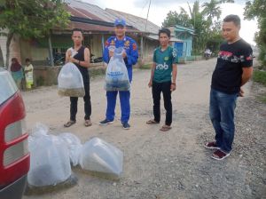Ditpolairud Polda Jambi Bagikan Bantuan Benih Ikan Kepada Warga Kumpe