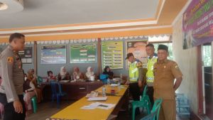 Polsek Marosebo Monitoring dan Amankan Penyaluran BLT DD di Desa Muaro Jambi