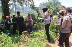 Kapolsek Marosebo dan Polwan Polres Muarojambi Bagikan Air Minum ke Pendemo 