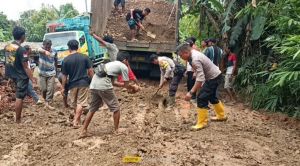 Para Sopir dan Polsek Kumpeh Ulu Gotong Royong Perbaiki Jalan