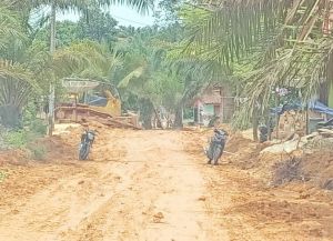 Alat Berat Terkendala, Warga Bantu Pembukaan Jalan Desa Program TMMD 155 dengan Alat Tradisional 