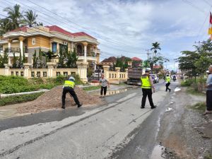 Cegah Kecelakaan Lantas, Satlantas Polres Kerinci Bantu Timbun Jalan Rusak 
