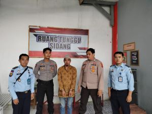 Polres Merangin Kawal Warga Binaan Lapas Bangko untuk Pemakaman Orang Tuanya