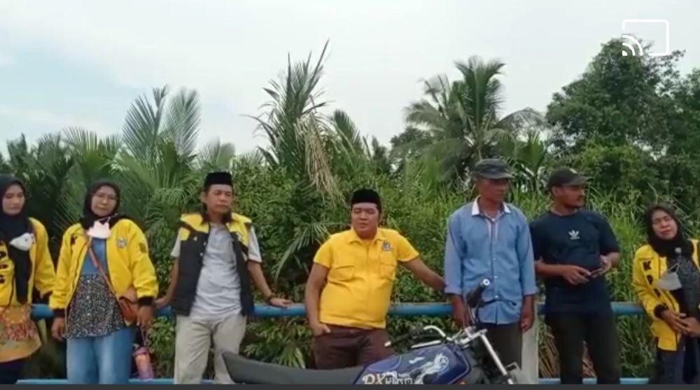 Ketua DPD Partai Golkar Foto Bersama Di atas Jembatan Penghubung Antar Kabupaten