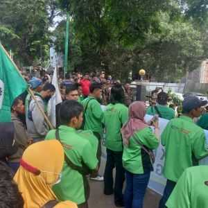 Puluhan Buruh PT Jambi Waras Unjuk Rasa