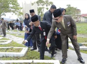Peringatan Hari Pahlawan, Wako Ahmadi Tabur Bunga di Makam Pahlawan 