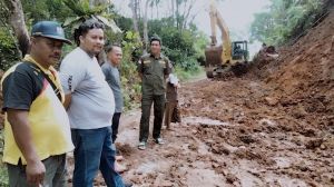 Dapat Kabar Longsor, Wabup Merangin Turun Langsung dan Pantau Pembukaan Jalan