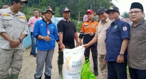 Bupati Merangin dan Wakilnya Serahkan Bantuan Korban Banjir 