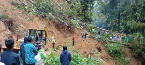 Jalan Puncak KM 27 Sungaipenuh-Tapan Longsor, Kemacetan Sampai 9 Jam 