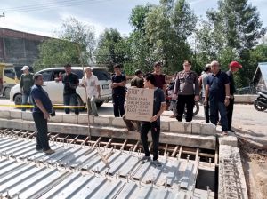 Tuntut Kompensasi Proyek Pembangunan Jembatan Tak Kunjung Selesai 