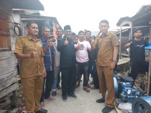 Ucok Mora Serahkan Bantuan Mesin Pompong Kepada Kelompok Nelayan Secara Simbolis