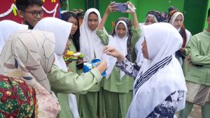 Peringati Hari Guru, Siswa Upacara dengan Pakaian Adat