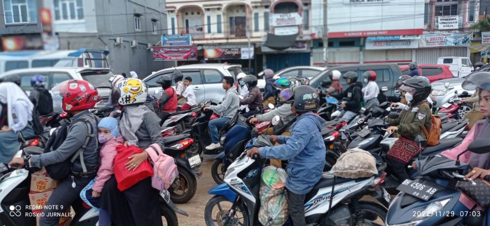 Macet di depan SPBU Kuburan Cina akibat pekerjaan gorong-gorong.