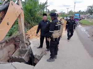 Wakil Ketua DPRD Muarojambi Tinjau Box Culcert Rusak Parah 