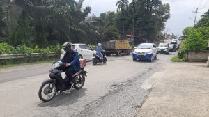 Tak Kunjung Diperbaiki, Jalan Siswabessy Buluran Dikeluhkan Warga