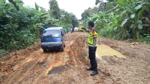 Polsek Kumpeh Ulu Bantu Perbaikan Jalan di Suak Kandis 